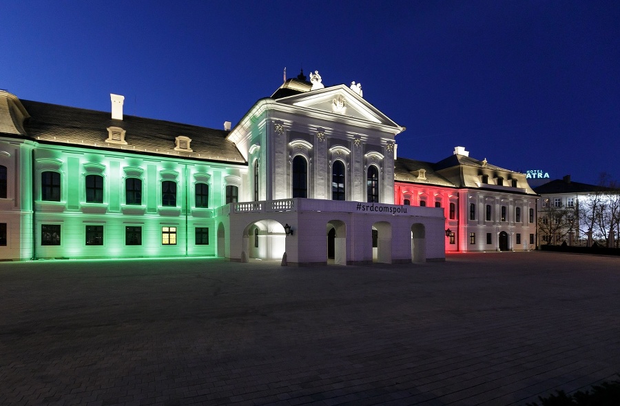 Prezidentský palác sa rozsvietil