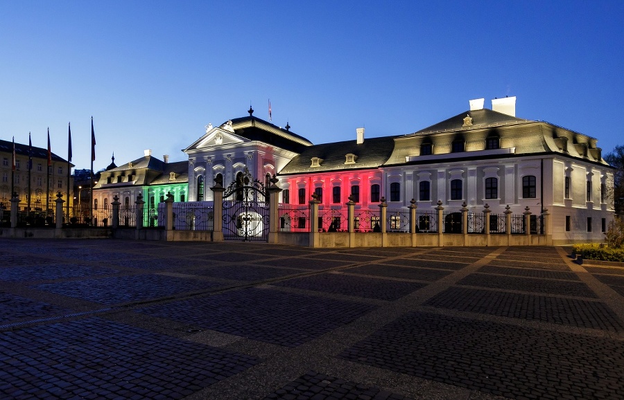 Prezidentský palác sa rozsvietil