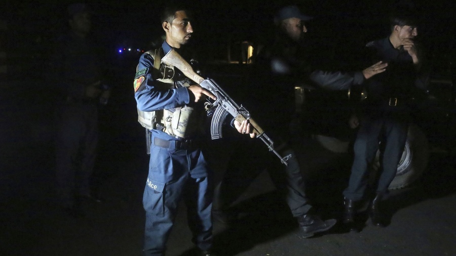 Afganská polícia prichádza na