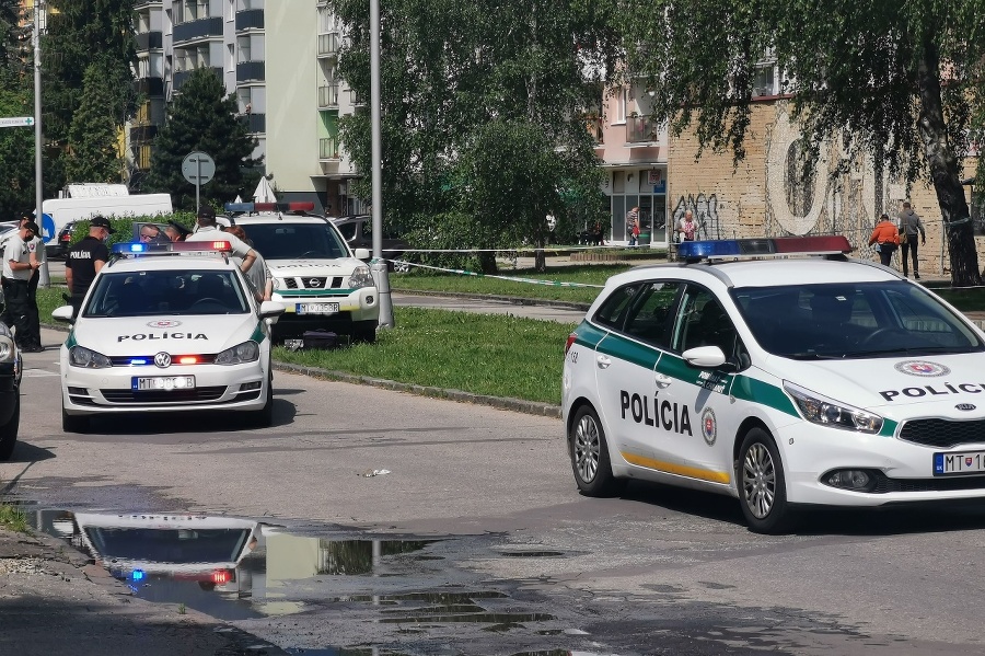 Policajti zastrelili muža, ktorý mal napadnúť pracovníkov základnej školy (ZŠ) vo Vrútkach.
