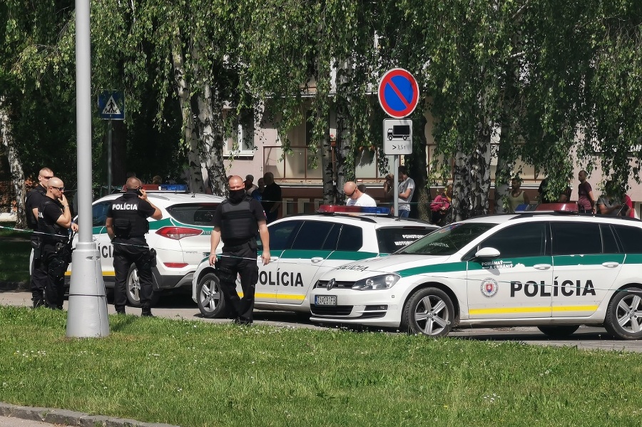  Na snímke policajné hlliadky počas zásahu v ZŠ vo Vrútkach.