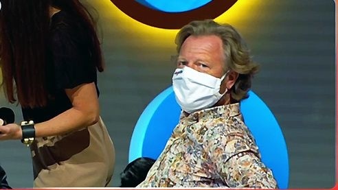 Počas prestávky panuje v štúdiu uvoľnená atmosféra. 
