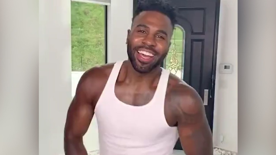 Tak ďaleko kamera zájsť nemala: Spevák Jason Derulo sa odvďačil fanúšikom nechutným spôsobom
