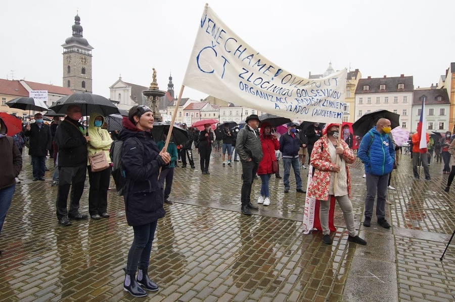 Protestujúcich neodradil ani dážď.