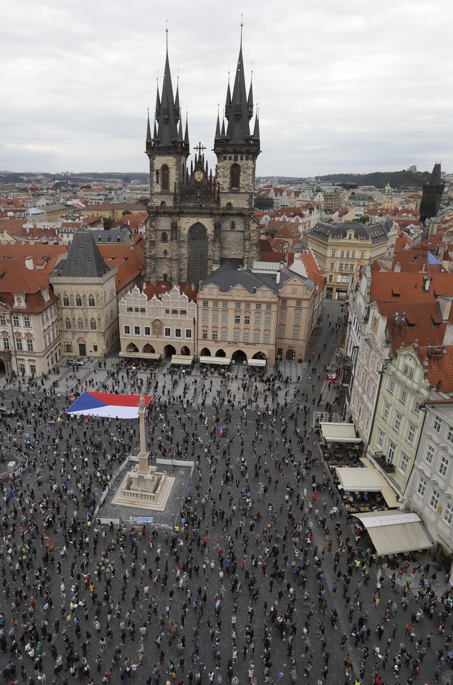 Protestujúci na Staromestskom námestí