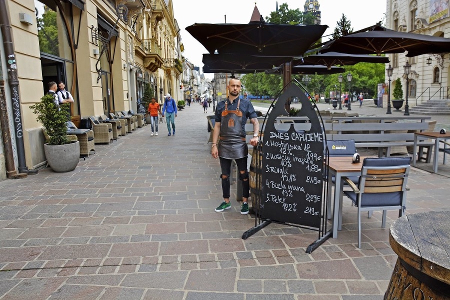 Ján (24) je výčapníkom jedného z podnikov na Hlavnej, ktorého sa zmena dotkne.