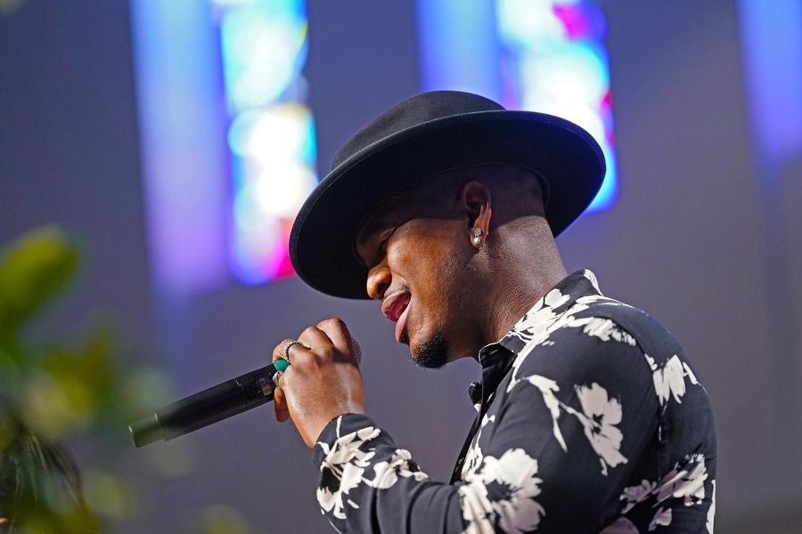 Spevák Ne-Yo vzdal úctu piesňou.