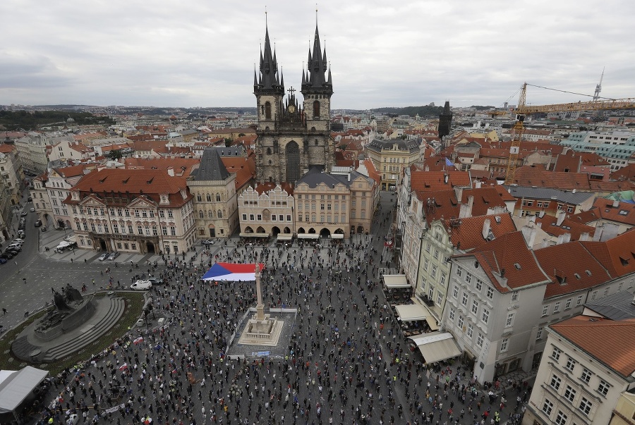 Ľudia stoja na značkách