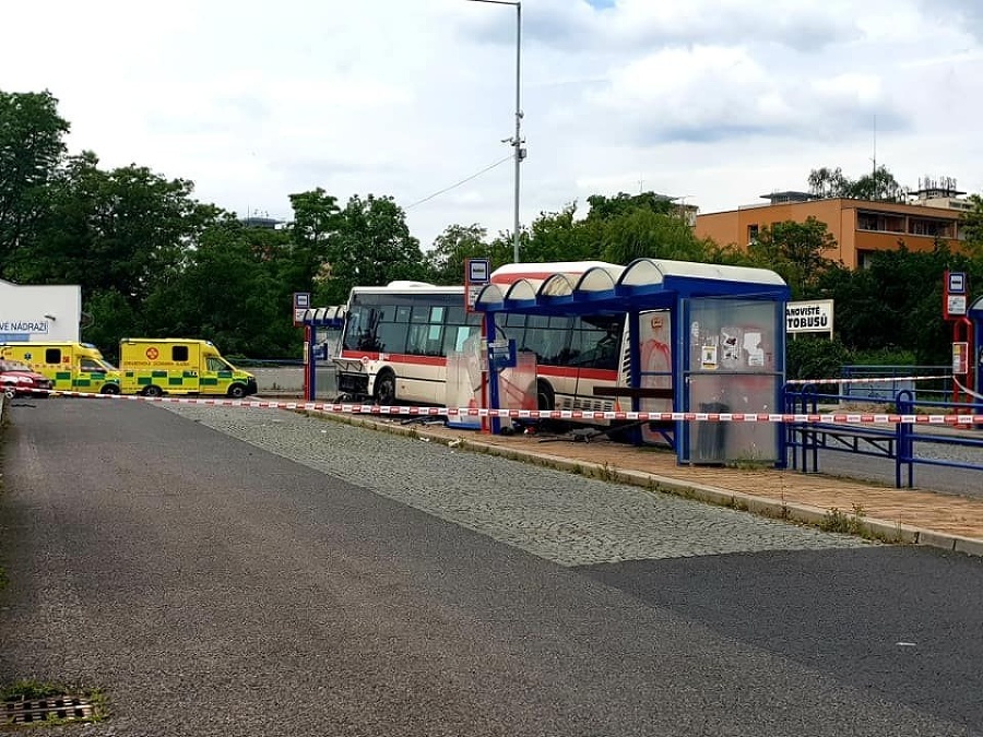 Autobus vrazil do zastávky,