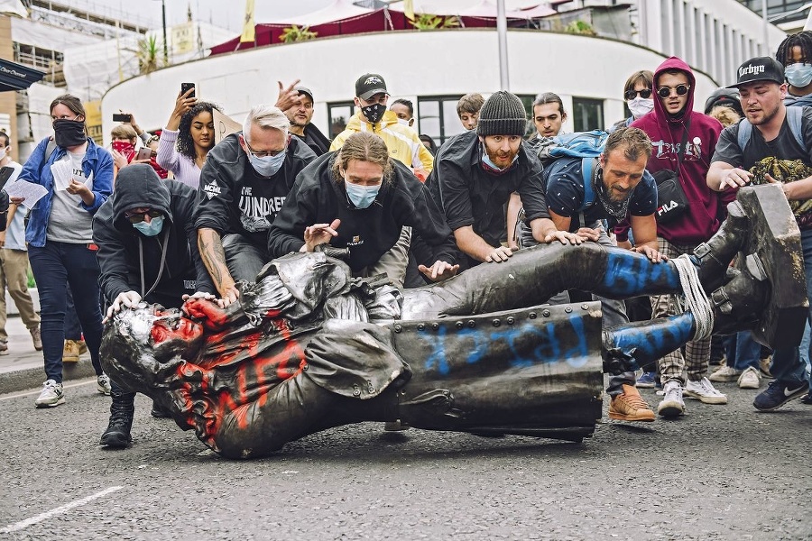 Dav protestujúcich strhol sochu