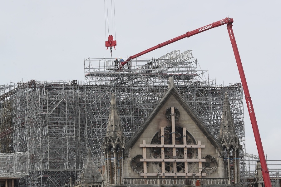 Pracovníci začali odstraňovať lešenie poškodené požiarom z katedrály Notre Dame v Paríži 8. júna 2020. 