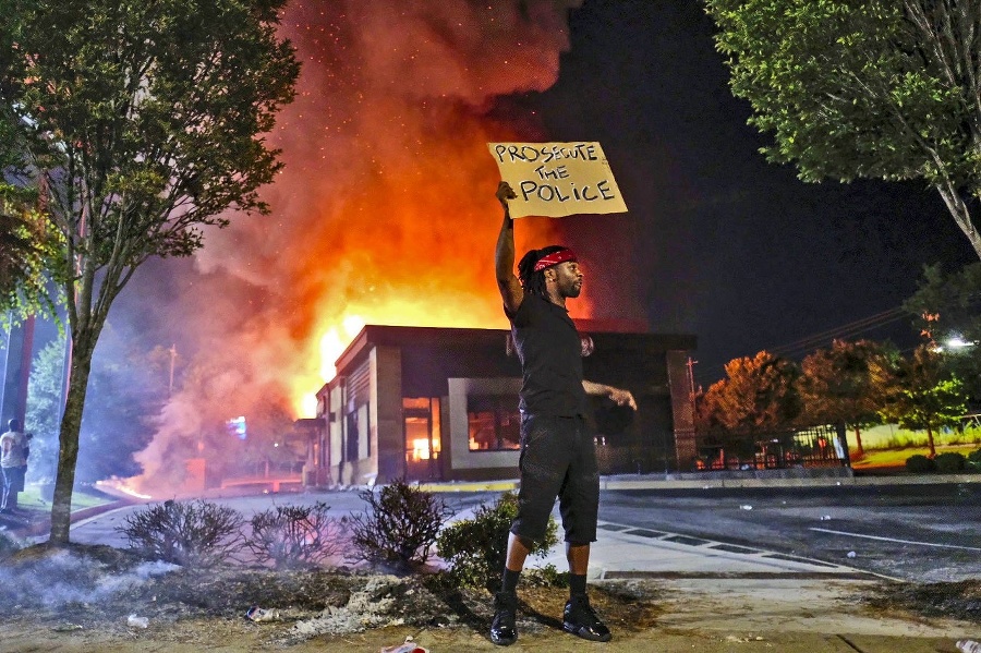 Demonštranti podpálili reštauráciu, v