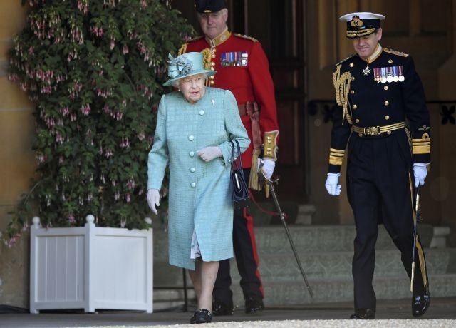 Kráľovná prichádza na ceremóniu.