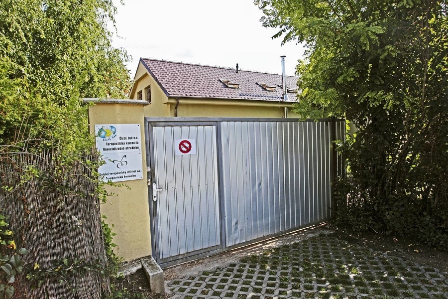 Resocializačné zariadenie sa stalo neslávne známym pre zneužívanie maloletých klientok.