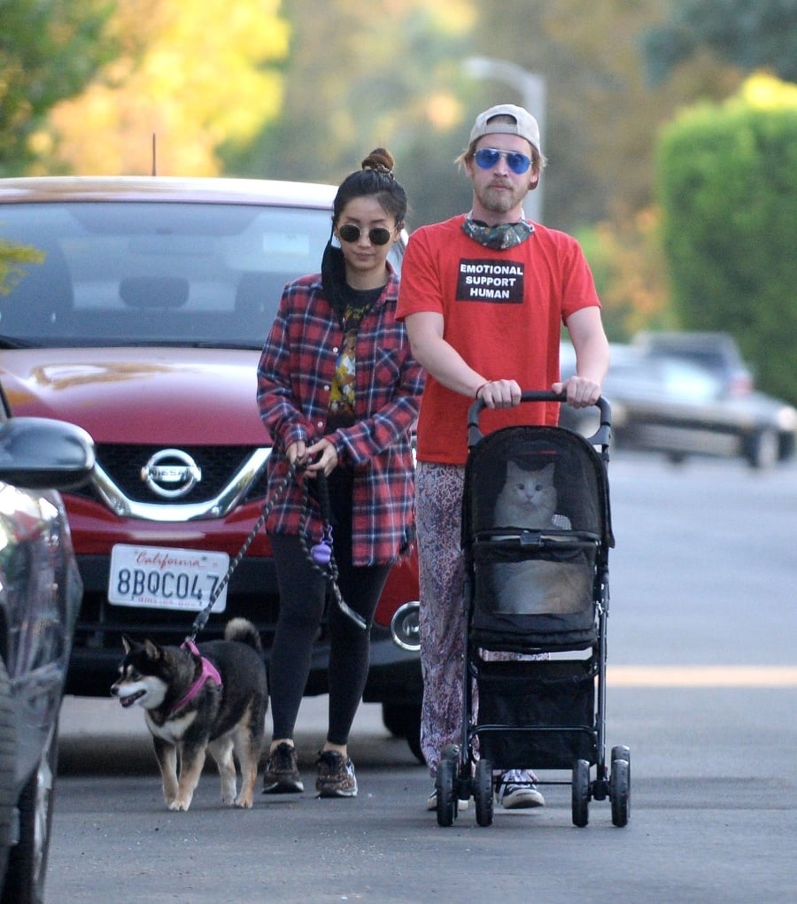 Herec Macaulay Culkin so snúbenicou a zvieracou rodinou na prechádzke.