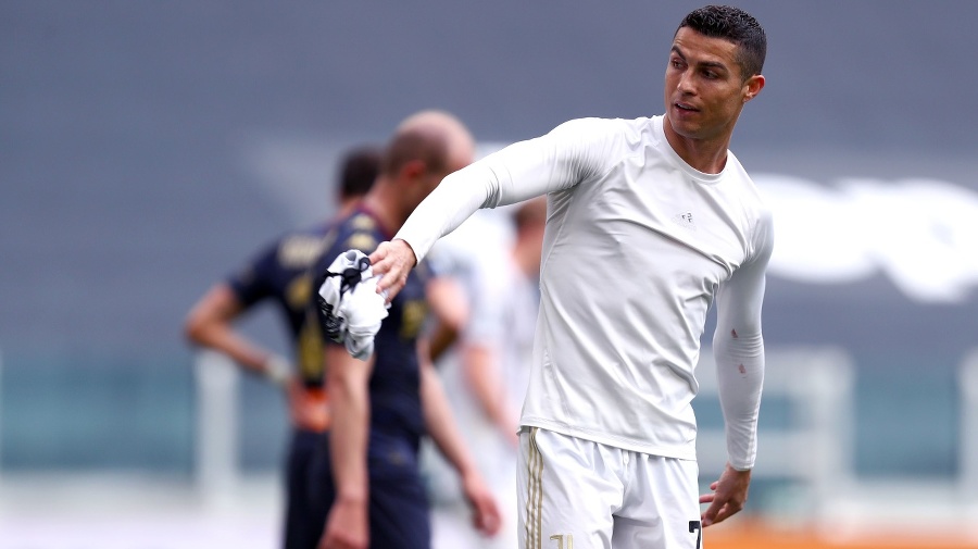 Ronaldo odhadzuje dres.