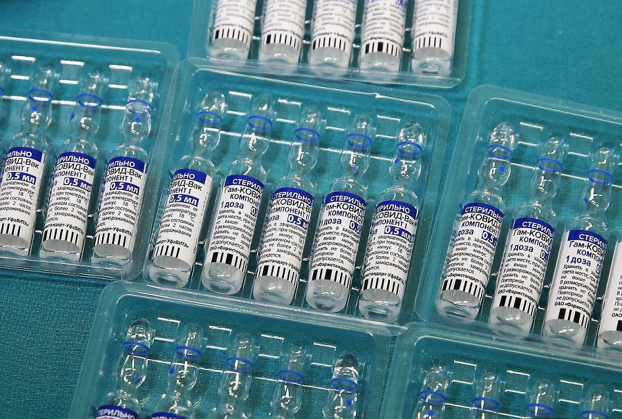 Ruská vakcína rozdeľuje vládnych
