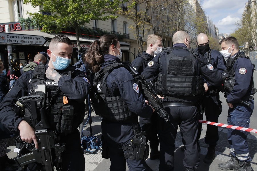 Polícia v Paríži hľadá