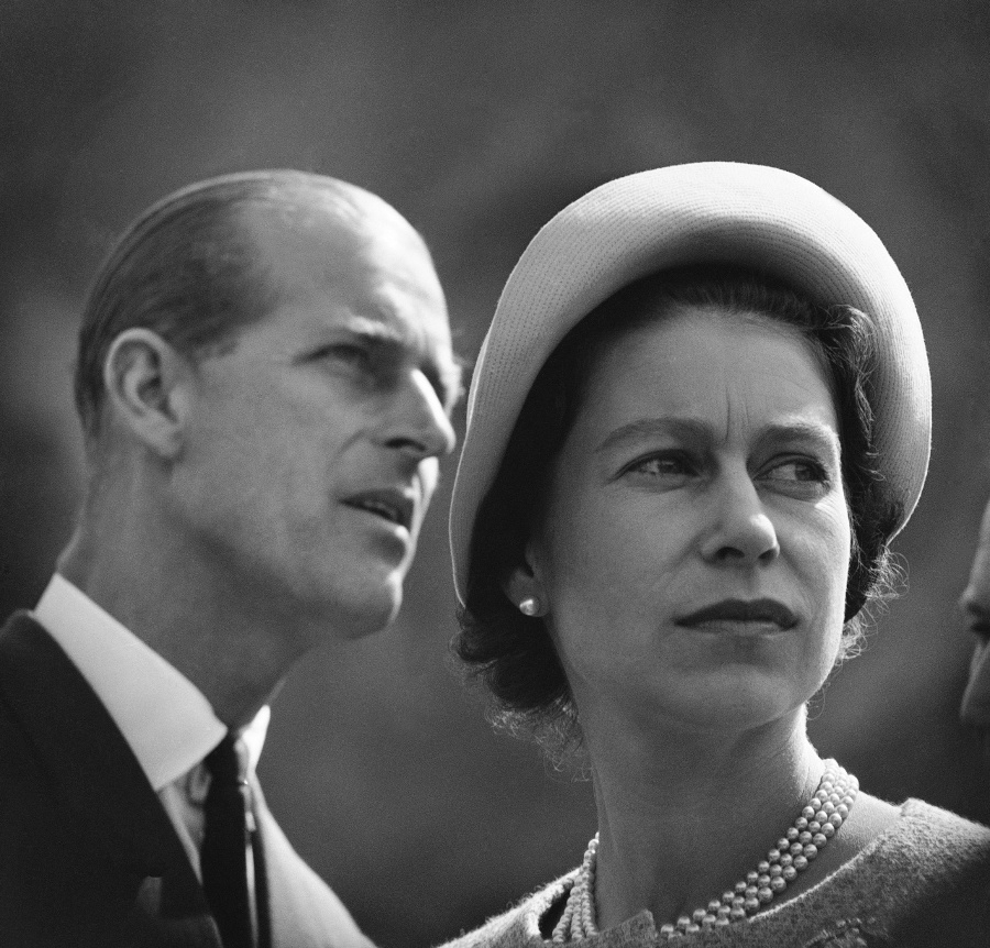 Na archívnej snímke z 20. júna 1959 britská kráľovná Alžbeta II. a britský princ Philip počúvajú o fungovaní bane na železnú rudu počas svojej kráľovskej prehliadky v kanadskom Schefferville.