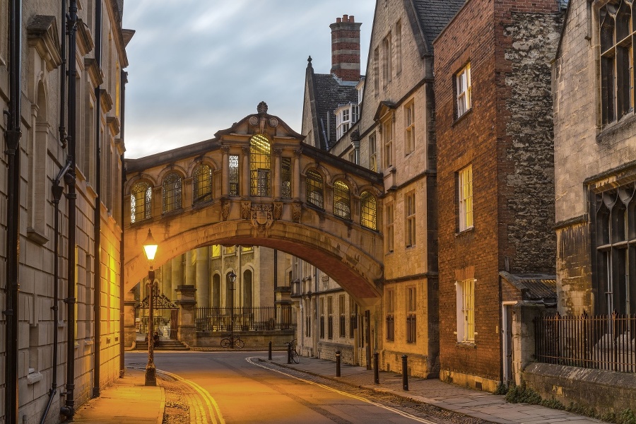 Bridge of Sighs at dusk in Oxford, Oxfordshire, England, UK