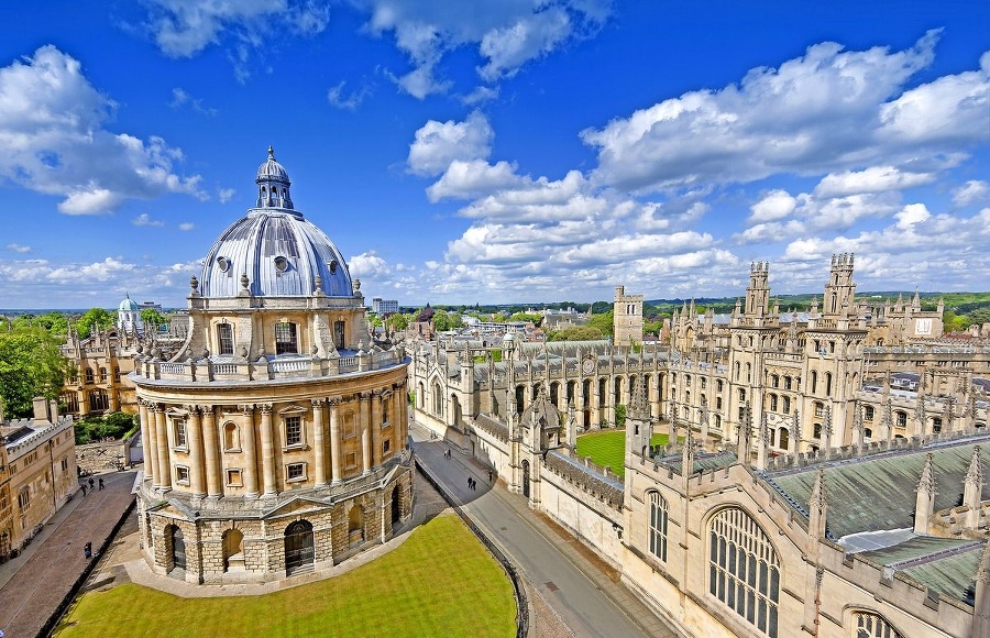 Oxford vyštudovali mnohí známi spisovatelia, vedci či umelci.