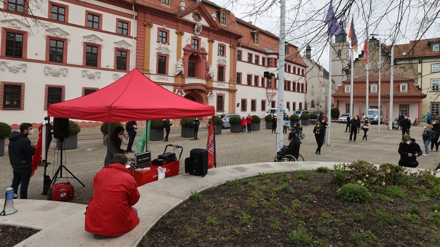 Na snímke ľudia protestujú