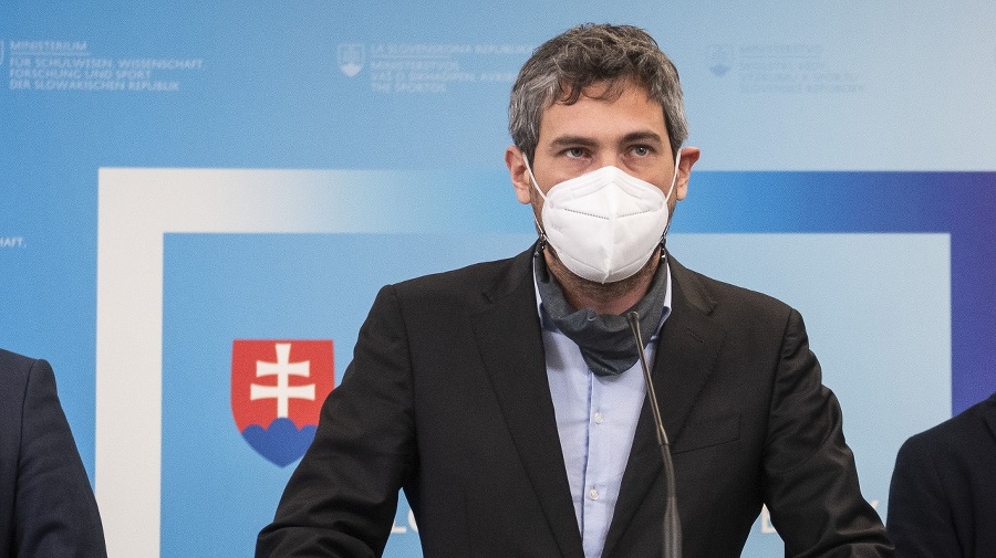 Zľava prezident Slovenskej rektorskej konferencie Rudolf Kropil, štátny tajomník Ministerstva školstva, vedy, výskumu a športu SR Ľudovít Paulis, predseda Rady vysokých škôl Martin Putala a predseda Študentskej rady vysokých škôl Filip Šuran
