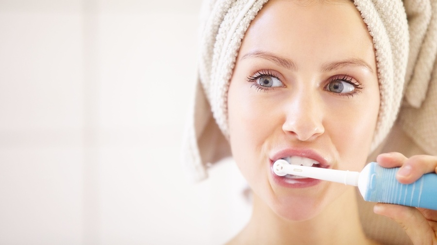 Elektrické zubné kefky zlepšujú