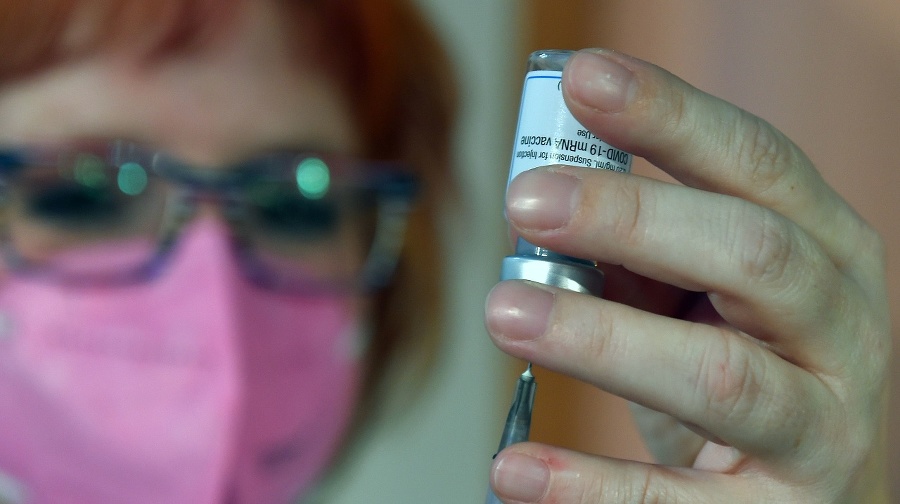 Česká zdravotníčka drží vakcínu