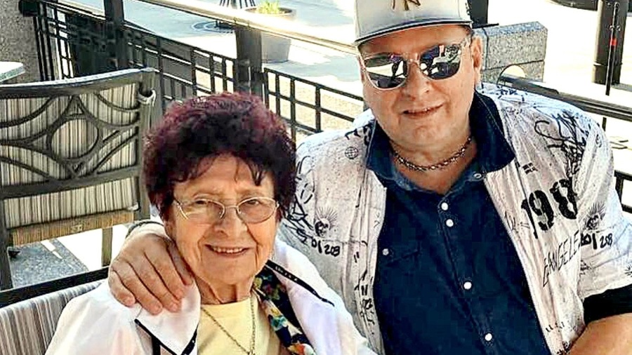Peter Justin Topoľský s mamou.