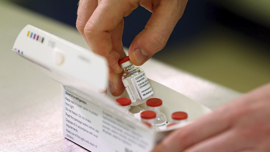 Vakcína, ktorú vyvinuli vedci z Oxfordskej univerzity v spolupráci s farmaceutickou spoločnosťou AstraZeneca.