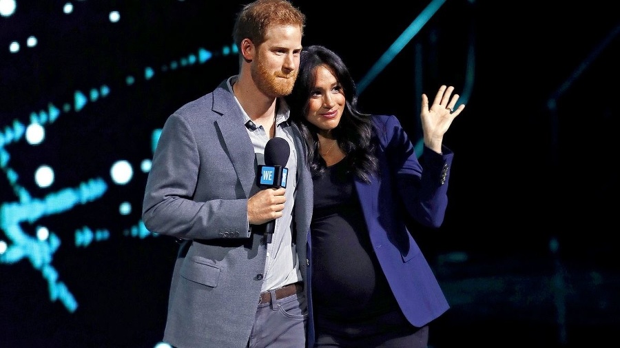 Meghan s Harrym si ešte viac pohnevali kráľovskú rodinu.