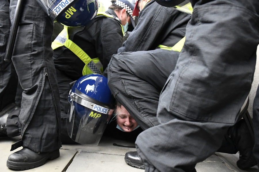 Agresívnych protestantov musela polícia