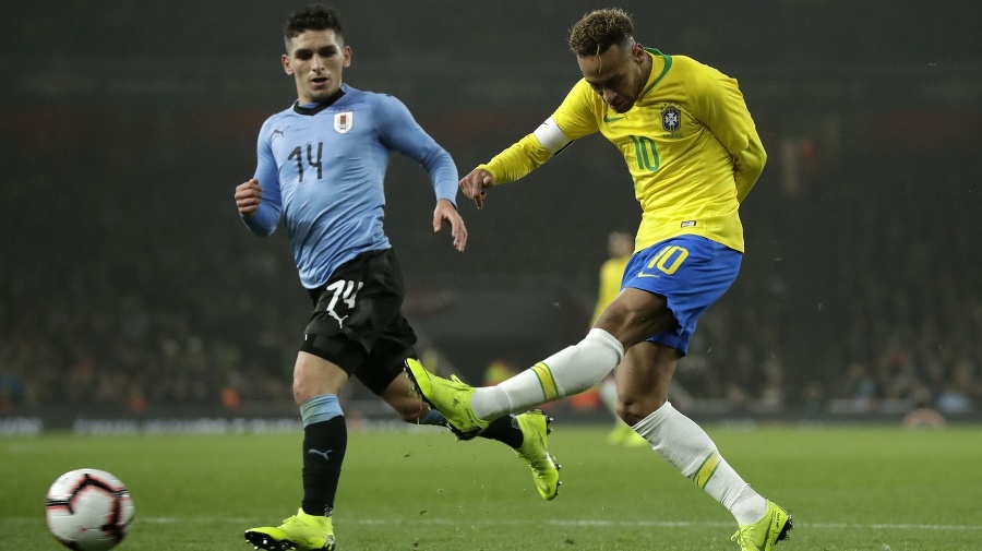 Brazílsky hráč Neymar (vpravo)