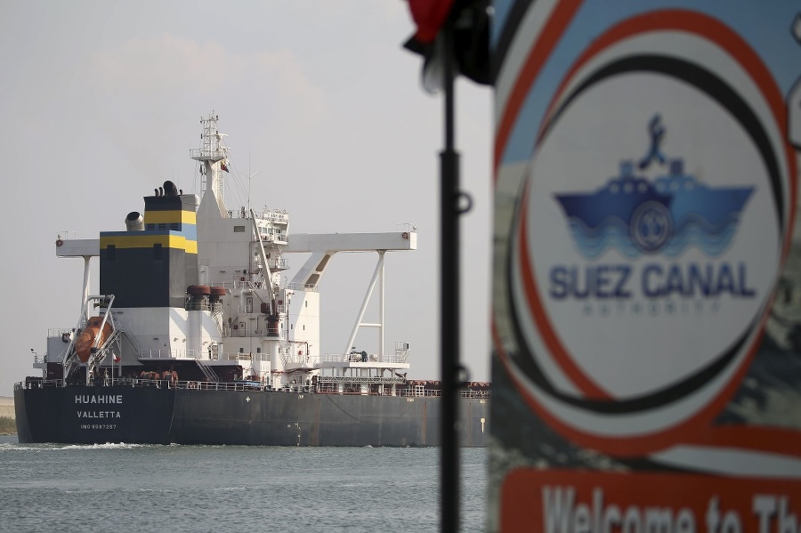 Loď sa plaví Suezským