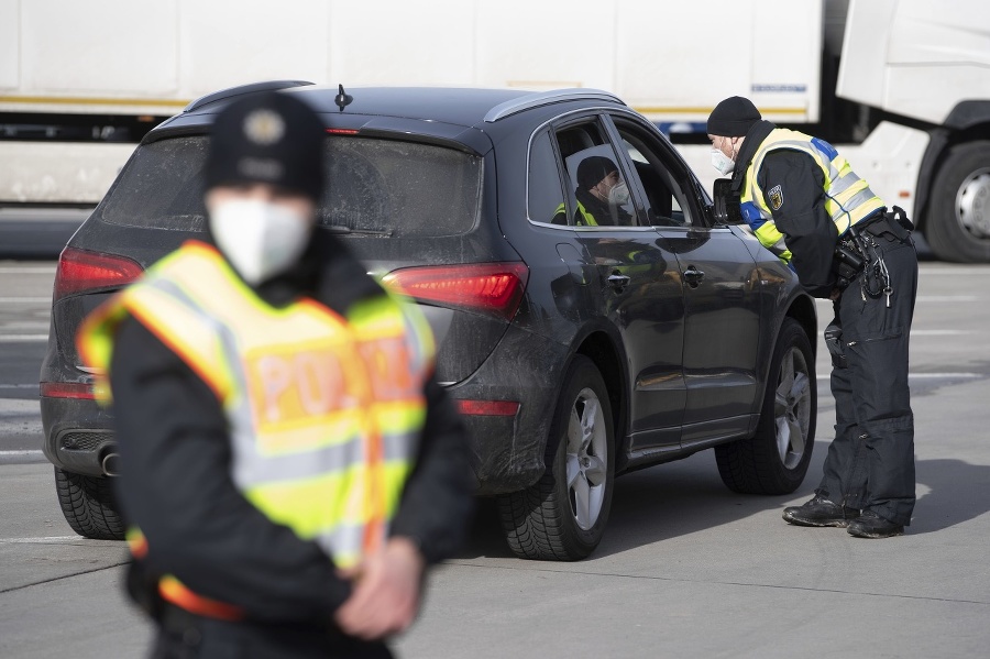 Policajti kontrolujú vodičov na