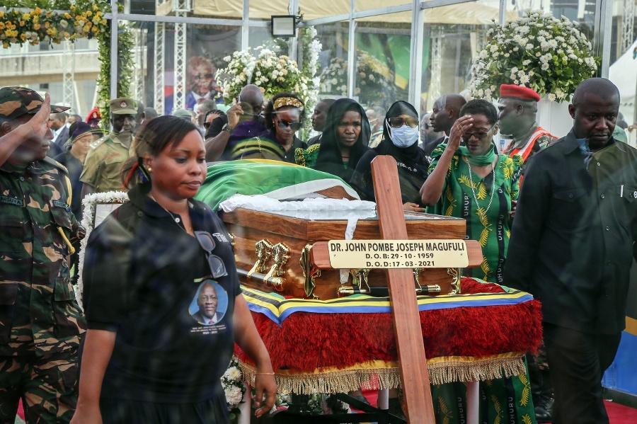 Ľudia sa prišli pozrieť na verejne vystavené telo zosnulého tanzánijského prezidenta Johna Magufuliho.