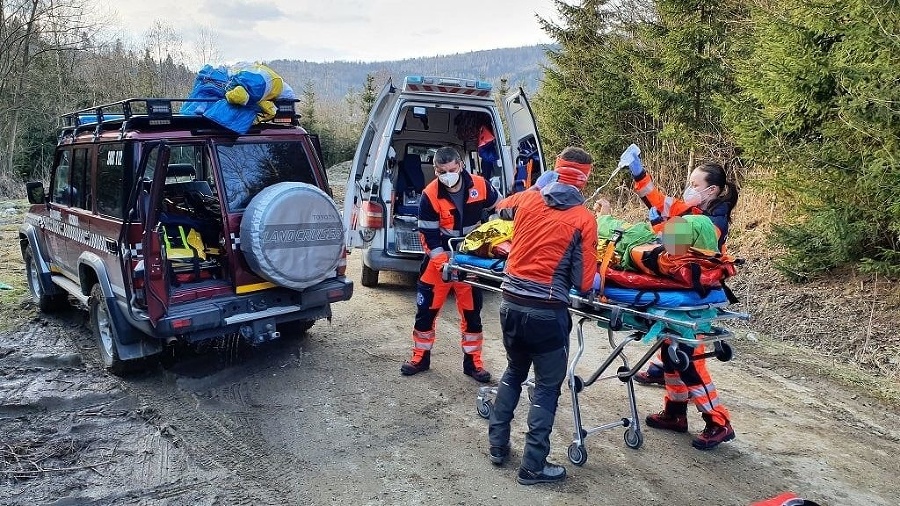 Paraglajdista utrpel po páde