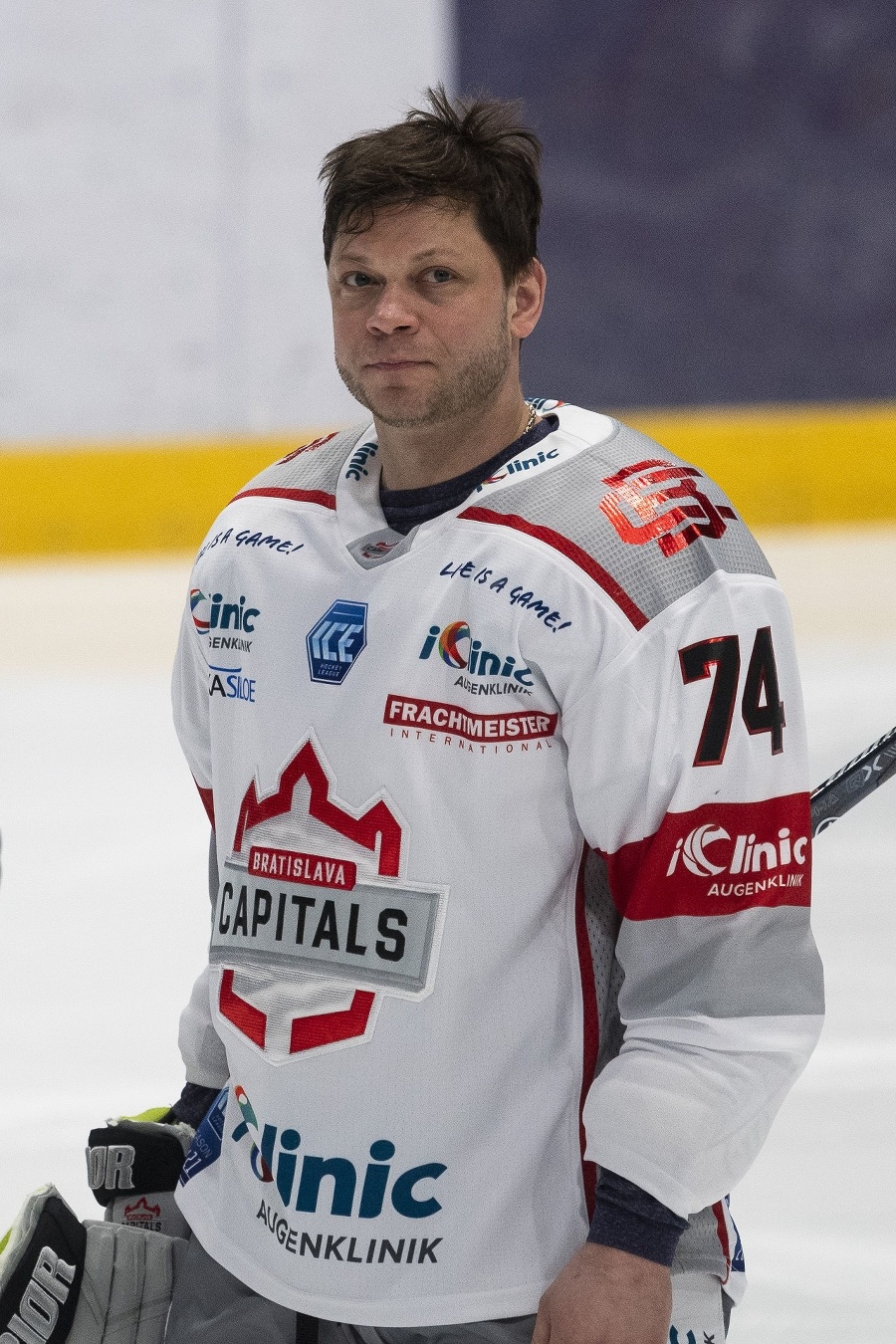 Na snímke hokejista Sergej