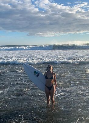 Iba 22-ročná salvádorská surfistka