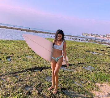 Iba 22-ročná salvádorská surfistka
