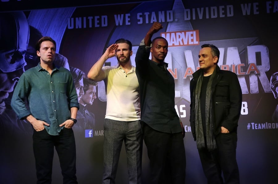 Zľava: Sebastian Stan, Chris Evans, Anthony Mackie a režisér Joe Russo pred tlačovou konferenciou k premiére filmu Kapitán Amerika: Občianska vojna.
