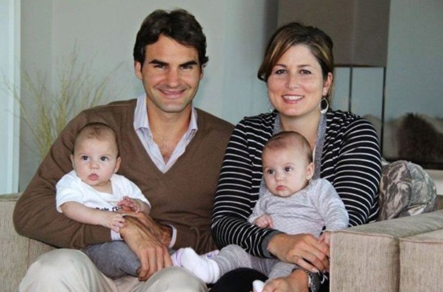 Roger s manželkou Mirkou a ich dvojičkami