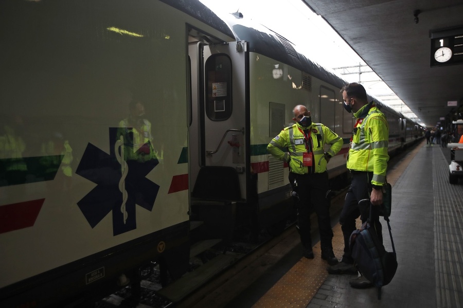 Taliansko: Zdravotníci pred vlakom