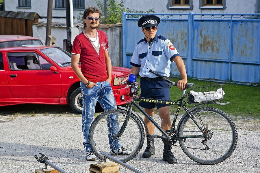 V úlohe Ďura Brmbalíka:  V Hornej Dolnej hrá svojského  majiteľa červenej Škody Rapid. (na snímke s Michalom Kubovčíkom) 