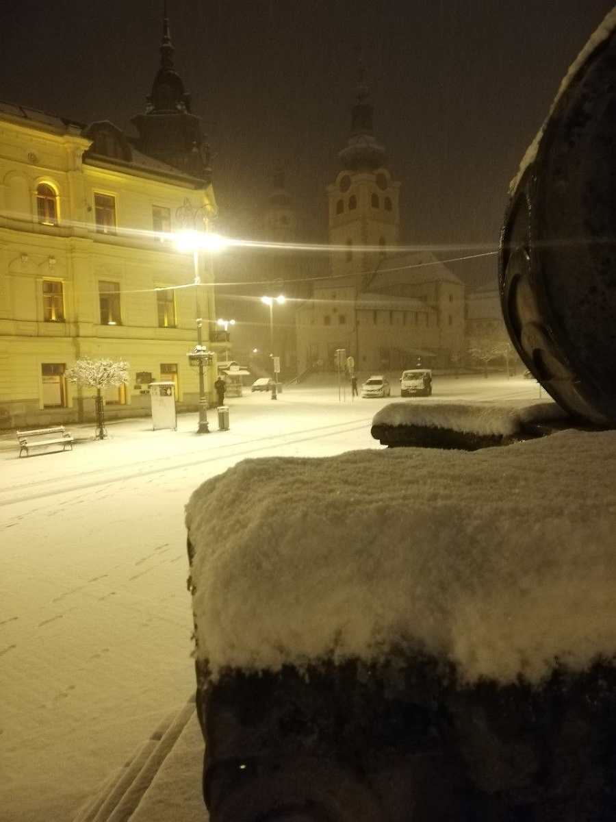 Vo štvrtok večer napadol