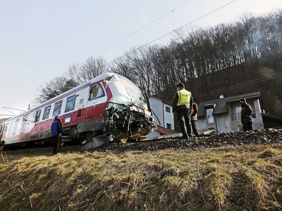 Vo vlaku zostali zakliesnené