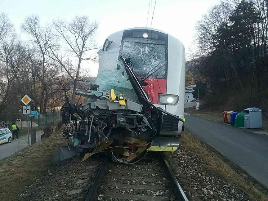 Zrážka vlaku a autobusu