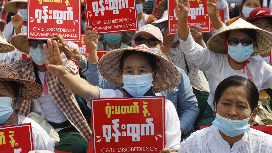 Protesty v Mjanmarsku neutíchajú.