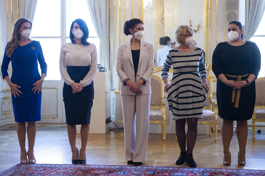 zľava poslankyňa Európskeho parlamentu (EP) Monika Beňová, poslankyňa NRSR Jana Bittó Cigániková, poslankyňa EP Lucia Ďuriš Nicholsonová, riaditeľka Aliancie žien Slovenska Katarína Farkašová a riaditeľka Rómskeho advokačného a výskumného strediska Zuzana Havírová